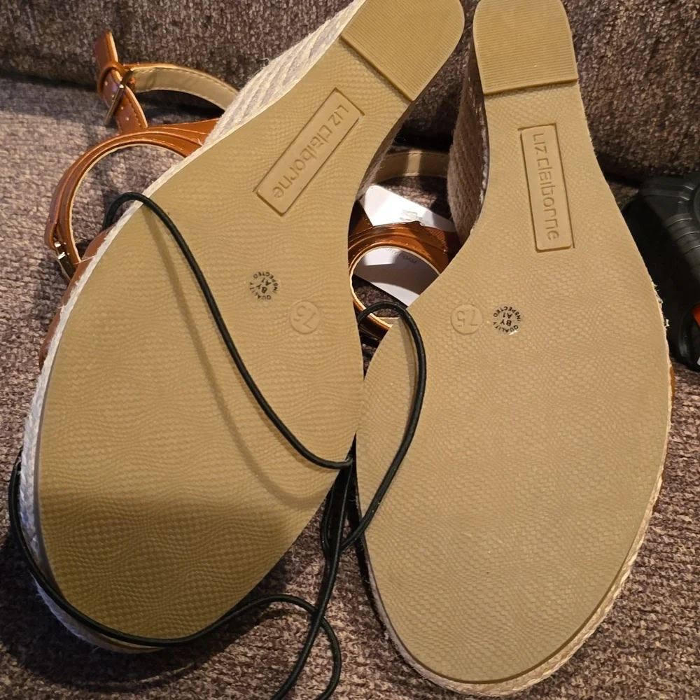 LIZ CLAIBORNE SIGNATURE WOMEN'S BROWN WEDGE SUMMER MEMORY FOAM SANDALS SIZE 7.5